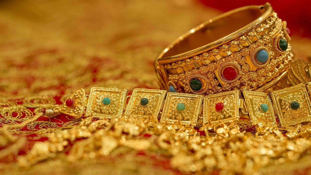 investasi emas batangan atau perhiasan