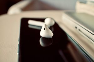 Cara Menggunakan Earphone Bluetooth, Mendengarkan Musik Tanpa Ribet